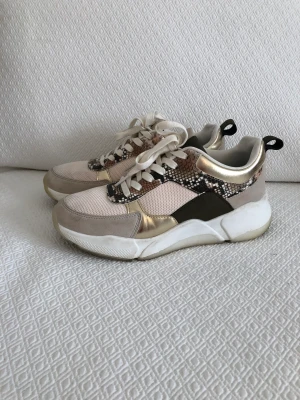 Sneakers  - Simkort sköna, hela och rena stl.38 djur och rökfritt hem 