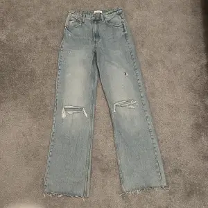 Slitna jeans i ljus blå färg, använda bara 1 gång, ganska långa, inga skador eller fläckar 