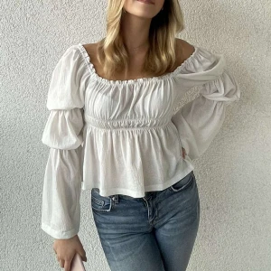 Blus - Fin blus från Gina med volang, går att ha som vanligt eller off sholuder❤️