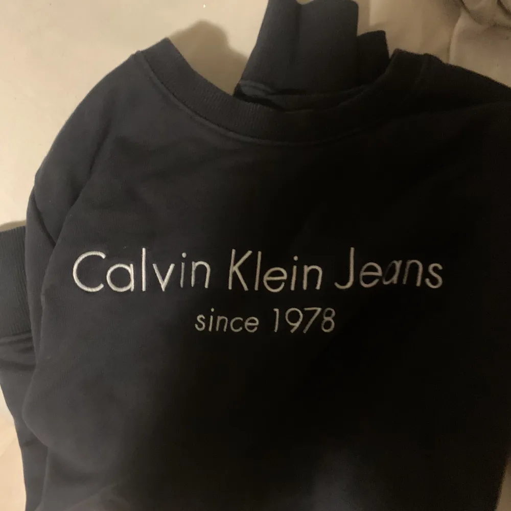 En svart sweatshirt från Calvin Klein. Säljer pga ingen användning och synd att slänga. Tröjor & Koftor.