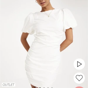 Nelly klänning  - Säljer min studentklänning från Nelly. Endast använd en gång under studentdagen. Slutsåld på Nelly. Kostade 600, säljer för 300 plus frakt 