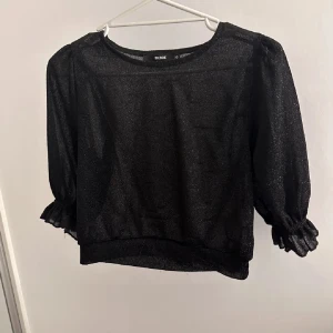 Glittertopp - Säljer denna fina toppen som kommit till användning 1 gång. Toppen är i lätt genomskinligt tyg. Passar perfekt till fest. Kontakta för fler bilder!💗