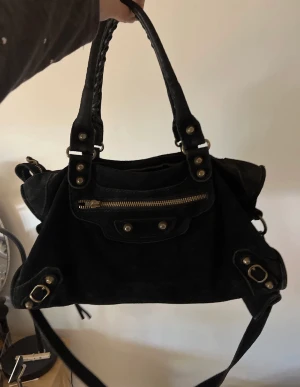 Väska - Intressekoll på denna sååå snygga väska !! FÖRESLÅ pris kommer inte kunna säga ”vad jag vill ha för den”.