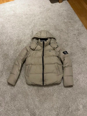 Calvin klein - Använd ett år men har inga defekter!!! Väldigt fint skick!!!!