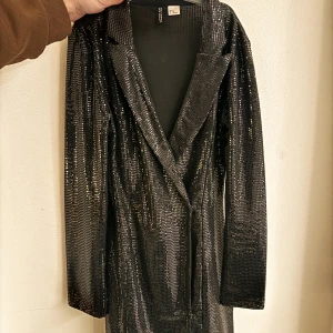 Festklänning  - Jätte fin paljettklänning från HM. Storlek XS Använd 1 gång 