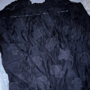 H&M - Svart långärmad blus ifrån H&M i strl XS-M passar alla, nyskick då aldrig använd 🖤