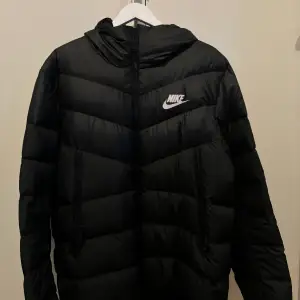 Nike jacka i utmärkt skick.  Använt den cirka 1-2 vintrar och fyller just för tillfället ingen funktion.   Nypris i butik: 1200 kr