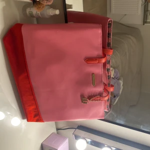 Juicy couture väska - Säljer denna skit snygga juicy couture, så rymlig och praktisk, deInga defekt, nyskick, endas använd 1 gång 💋💋