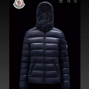 Moncler jacka - Säljer nu min blåa moncler jacka i modellen Bady. Storlek 4 vilket passar mig som vanligtvis är en S. Har en defekt på höger armbåge men inget som syns. Pris kan diskuteras!
