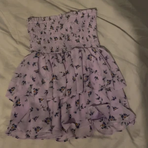 kjol - jätte fin sommar kjol! kan bäras som topp och kjol! strechigt material så passar nästan alla storlekar!