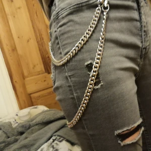 Kedjor till byxor  - Kedjor man kan styla en outfit med. Som man ser på ena bilden har en av kedjorna y tappat haken men man kan fästa den med säkerhetsnål eller stoppa den i en ficka vilket jag gjort på bilden. Köp den hela för 30 eller båda för 45 