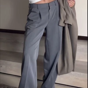 Gråa kostymbyxor  - Säljer dessa skitsnygga kostymbyxorna som är inspirerade av dom på bilderna. Dom är från hm och säljs då dom blivit för små för mig:( 💕