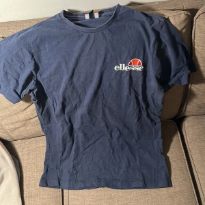 T-shirt Ellesse  - Mörkblå lite tjockare T-shirt från märker Ellesse i storlek Large Bra skick