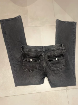 Low waist, boot cut jeans  - Säljer mina super fina low waist boot cut byxor med super fina fickor. Använda Max 3 ggr💕 inga defekter, hör av er vid frågor, pris kan diskuteras vid snabbt köp 💕köparen står för frakten 📦