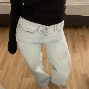 Helt oanvända jeans från lager 157. Dem är högmidjade och sitter super fint på. Köparen står för frakten. För mer frågor kontakta mig🥰