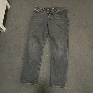 Diesel jeans  - Säljer ett par diesel jeans som är uppsydda så dom passar 28 28 