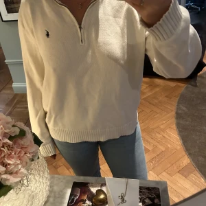 Half zip Ralph Lauren - Väldigt snygg half zip polo från Ralph lauren. Väldigt bra skick. Nice på både vintern som mysig tröja men samtidigt på en kyligare båtkväll på landet. Nypris 2500kr