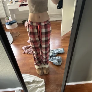 Pjamasbyxor💗du står för frakten själv  - Söta pjamasbyxor perfekt till julen och till vintertid, i väldigt bra skick💗 Köpta för 550kr, priset går att diskuteras💗💗 säljer för att de har blivit för korta i benen jag är 163 tror de skulle passa en 160 och under 💗💗