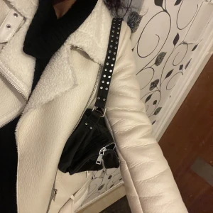 Pris kan diskuteras❤️ - Säljer min zara jacka väldigt bra skikt!! Sjukt fin svårt att få tag i denna modellen då köpte den vid trendiga tider. Storlek S/M !! Rekommenderar starkt i dessa kalla väder!! Pris kan diskuteras för seriösa köpare❤️