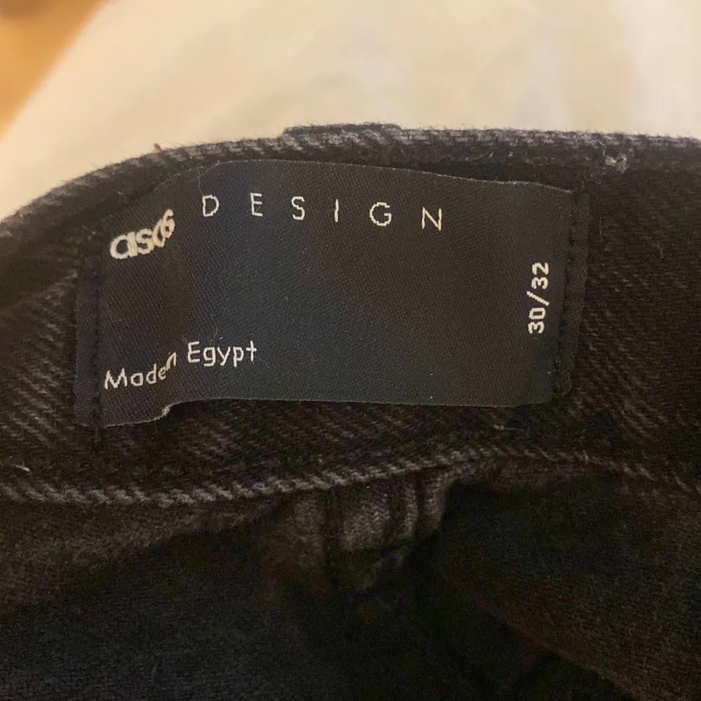 Svarta raka jeans i strl W30 L32, från Asos. Jeansen är använda men är i ett bra skick! Nypris: 419kr! Skriv för fler bilder eller frågor!❤️❤️. Jeans & Byxor.