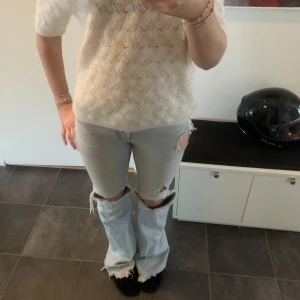 Håliga jeans - Snygga och coola jeans med hål i! Från zara storlek 34, passar på mig som brukar ha 36/38. Är 168cm och de är väldigt långa på mig💓
