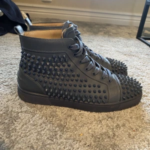 Louboutin höga  - Säljer ett par höga Louboutin, skick 8-10 är i storlek 41,5 men passar även dig som har 42,5. Är endast skorna som medföljer 