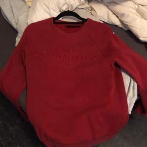 Säljer min röda peak tröja. I storlek S unisex. Säljs för den kommer inte till användning längre. Tvättas innan