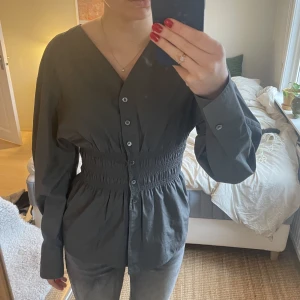 Arket blus - Jättefin grå blus från Arket i strl. 34. Har en bred smock vid midjan och är i poplin i 100% ekologiskt bomull. Knappt använd så i nyskick. Nypris 790 kr.❤️