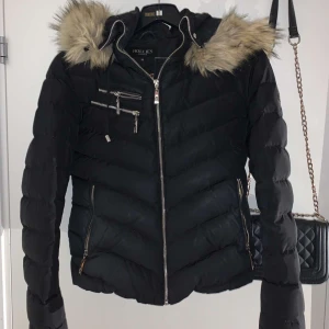 Hollies jacka - Säljer min hollies vinterjacka i modellen chantel  Jätte varm o skön jacka!