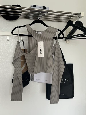 Crop top with sleeves  - Helt oanvänd topp från New Yorker, endast provad på Samma skick som när jag köpte den, har några öppna stygn vid halsen som jag missat när jag köpte den annars hittar jag inga fel på den