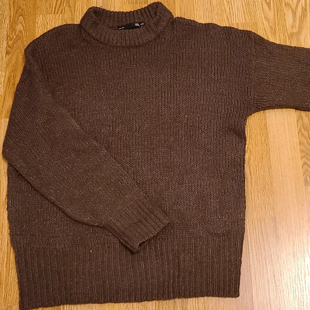 Säljer denna bruna stickade tröja som inte kommer till användning längre. Köpte förra året och har använt några gånger men är fortfarande i fint skick.. Tröjor & Koftor.