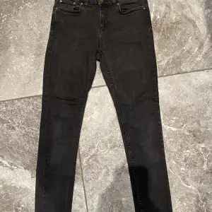 Svarta jeans från Denim i storlek 146. Ej använda så mycket. Säljes pga garderobrensning. Kika gärna på mina andra annonser, säljer mycket. Samfraktar gärna!!