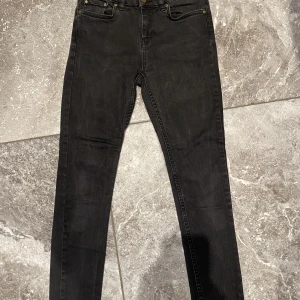 Svarta jeans denim stl:146 - Svarta jeans från Denim i storlek 146. Ej använda så mycket. Säljes pga garderobrensning. Kika gärna på mina andra annonser, säljer mycket. Samfraktar gärna!!