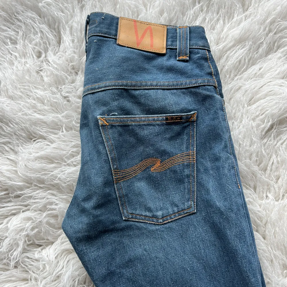 Säljer mina Nudie jeans i färgen blå, storlek 30/32 slim fit. Inga defekter på jeansen, priset kan diskuteras vid snabb affär. Jeans & Byxor.