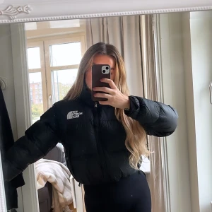 The North Face jacka - Croppad dunjacka. Använd en säsong. Går att spänna åt i midjan. Nypris 3495kr