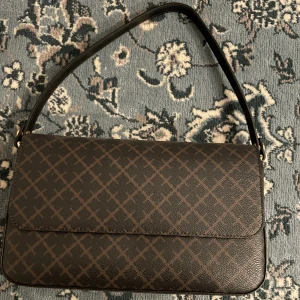 By Malene Birger väska  - Säljer min by Malene Birger väska Tallie då jag inte fått någon användning för den :) använd en gång på min bal :) pris kan diskuteras 🥰