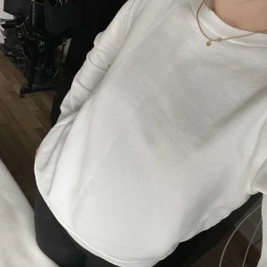 Vit sweatshirt  - Säljer en helt vanlig vit sweatshirt. Från Prettylittlething i storlek S, men skulle säga att den är mer som xs/xxs. Väldigt mjukt och skönt material, skriv för fler bilder eller frågor! 