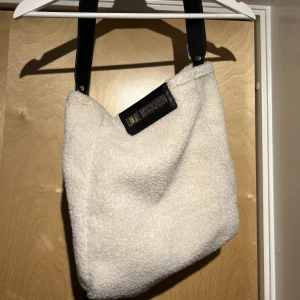 Love Moschino. - Love Moschino väska i Teddy med tillhörande clutch.  Som ny