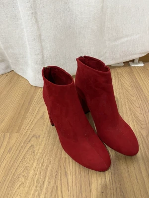Boots  - Ett par boots som är helt nya i stl 38 säljs för 150 kr. Står jag för frakten. 