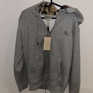 Burberry Hoodie - Säljer denna oanvända hoodien för ett bra pris! Pris: 1500 (kan ändras vid snabbaffär) Skick: 10/10 Påse medföljer Hör av dig för fler bilder 