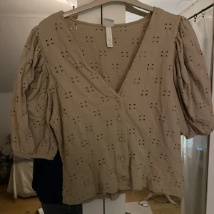 Blus  - Superfin blus som endast är använd en gång! 