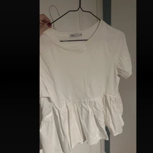 T shirt - Så fin med volang nedtill