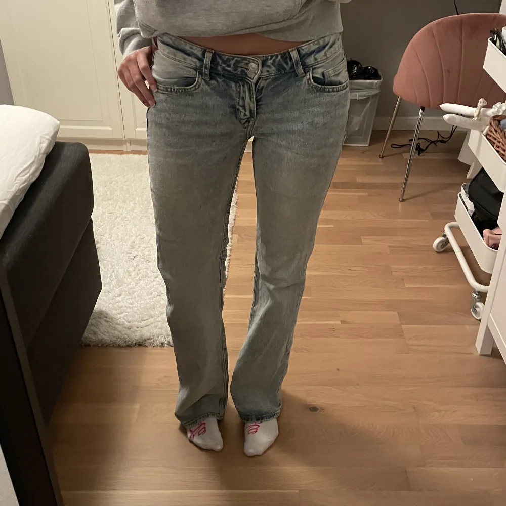 Jeans som jag gillar mycket men börjar bli lite tajta i midjan tyvärr. Bra i längd på mig som är ca 170, och jag bär oftast 36/38. Inga defekter💗. Jeans & Byxor.