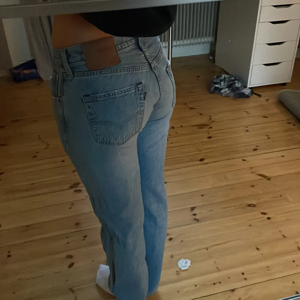 sköna snygga levis jeans funkar både på tjejer och killar . Jeans & Byxor.