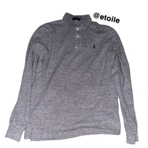 Ralph Lauren långärmad polo - Varan är i fint skick och i storlek S. Skriv om ni har frågor!