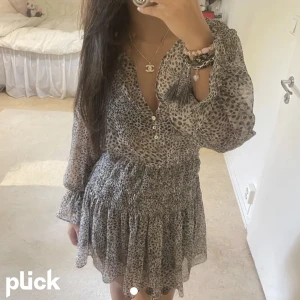 zara klänning - Klänning från zara i fint skick men knappen högst upp är sönder/borta, gör ingen direkt skillnad. (lånad bild av min kompis).