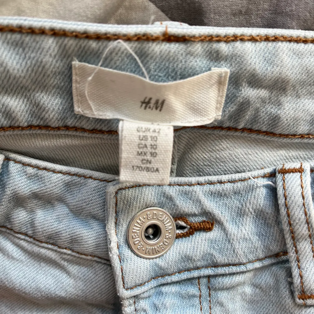 Hej, säljer ett par jeans från H&M, bra j storlek och snygga men inte min smak så endast testade och tvättade. Köpare står för frakt. Mvh Kia. Jeans & Byxor.