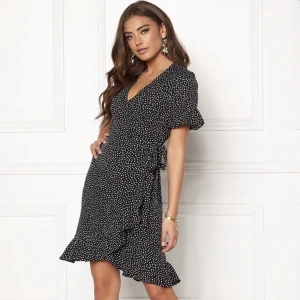 Klänning veromoda - Säljer denna svarta klänningen i storlek xs ifrån veromoda som jag endast använt en gång, säljer för 85kr   (org pris 350)