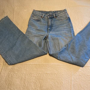 Jeans  - Säljer dessa då de är för små. Jensen är utmärkta till allt. Ordinarie priset var 500kr.