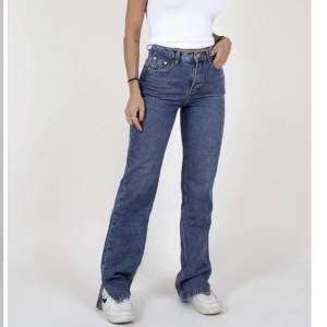 Riktigt snygga jeans med slits från venderby som inte finns kvar på hemsidan längre😍 säljer då de inte längre kommer till användning